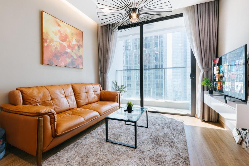 Luxury 2BR Apartment @ Vinhomes Metropolis Hanoi