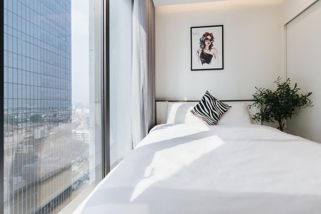Luxury 2BR Apartment @ Vinhomes Metropolis Hanoi