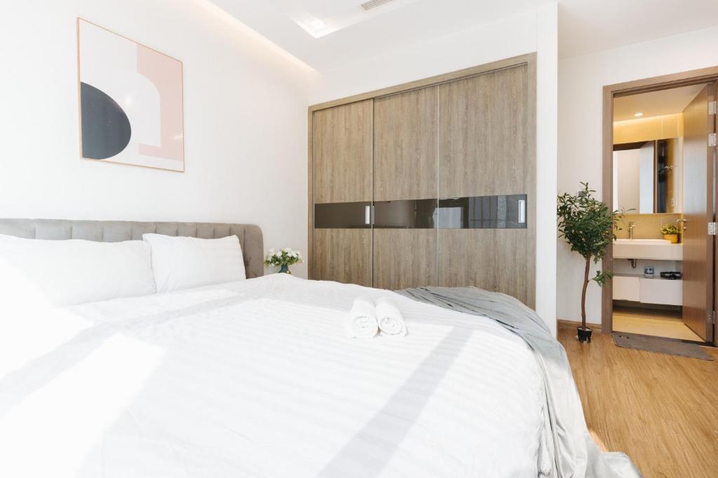 Luxury 2BR Apartment @ Vinhomes Metropolis Hanoi