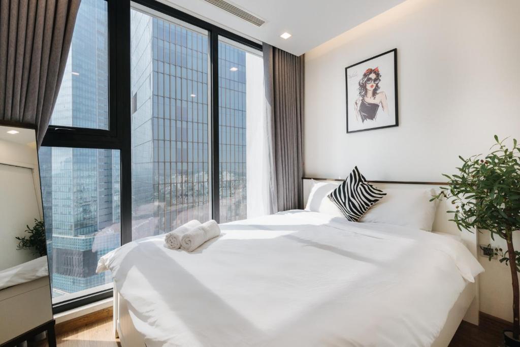 Luxury 2BR Apartment @ Vinhomes Metropolis Hanoi