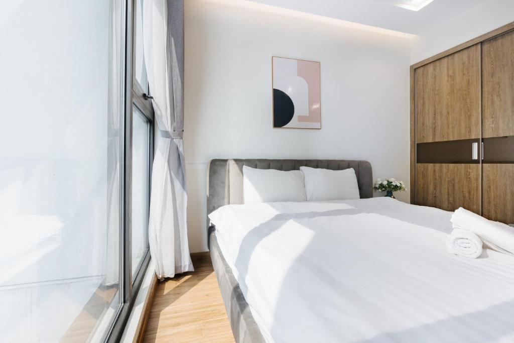 Luxury 2BR Apartment @ Vinhomes Metropolis Hanoi