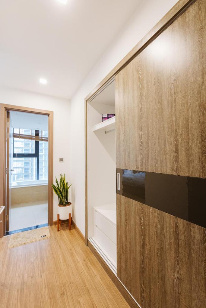 Luxury 2BR Apartment @ Vinhomes Metropolis Hanoi