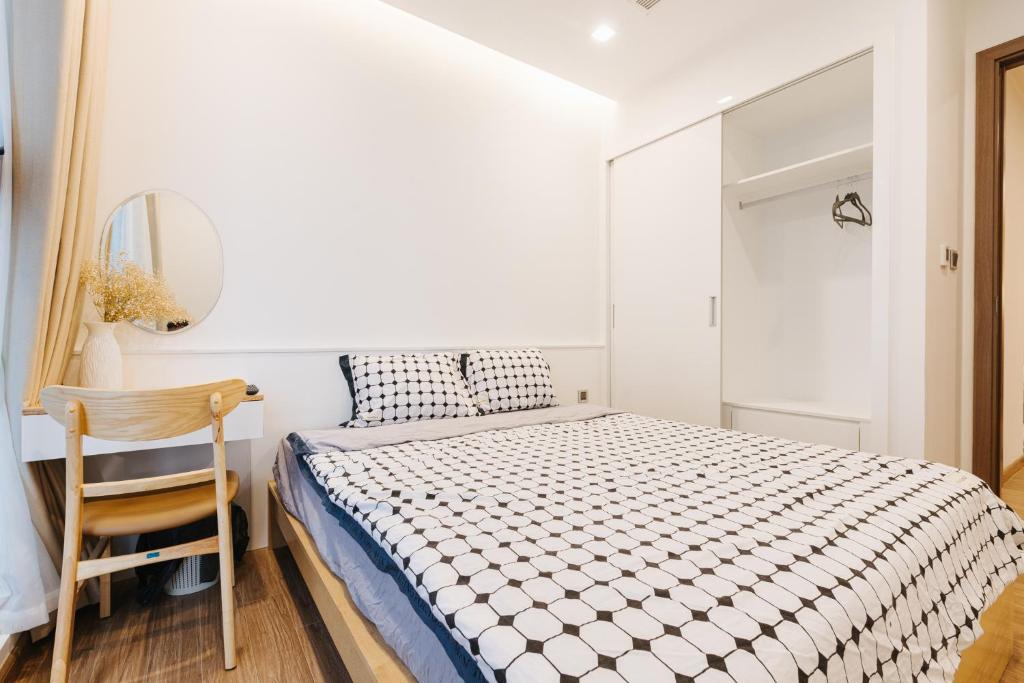 Luxury 2BR Apartment @ Vinhomes Metropolis Hanoi