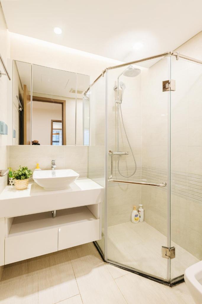Luxury 2BR Apartment @ Vinhomes Metropolis Hanoi