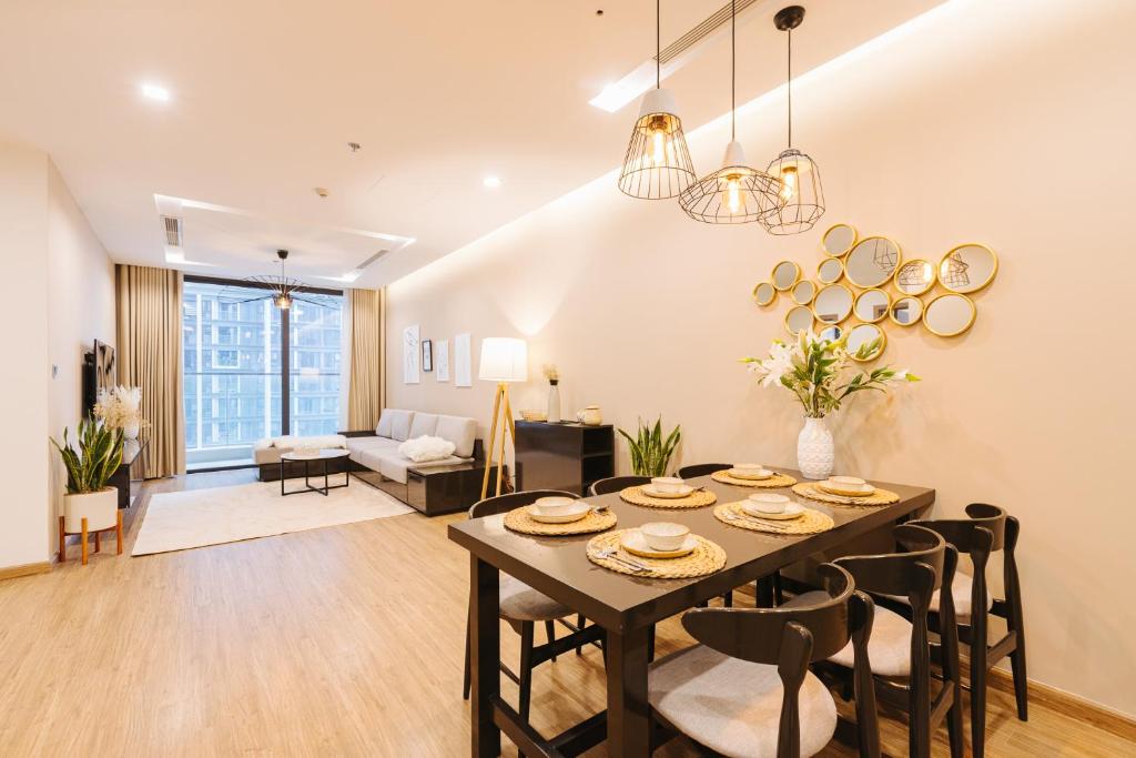 Luxury 2BR Apartment @ Vinhomes Metropolis Hanoi