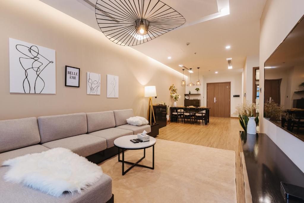 Luxury 2BR Apartment @ Vinhomes Metropolis Hanoi