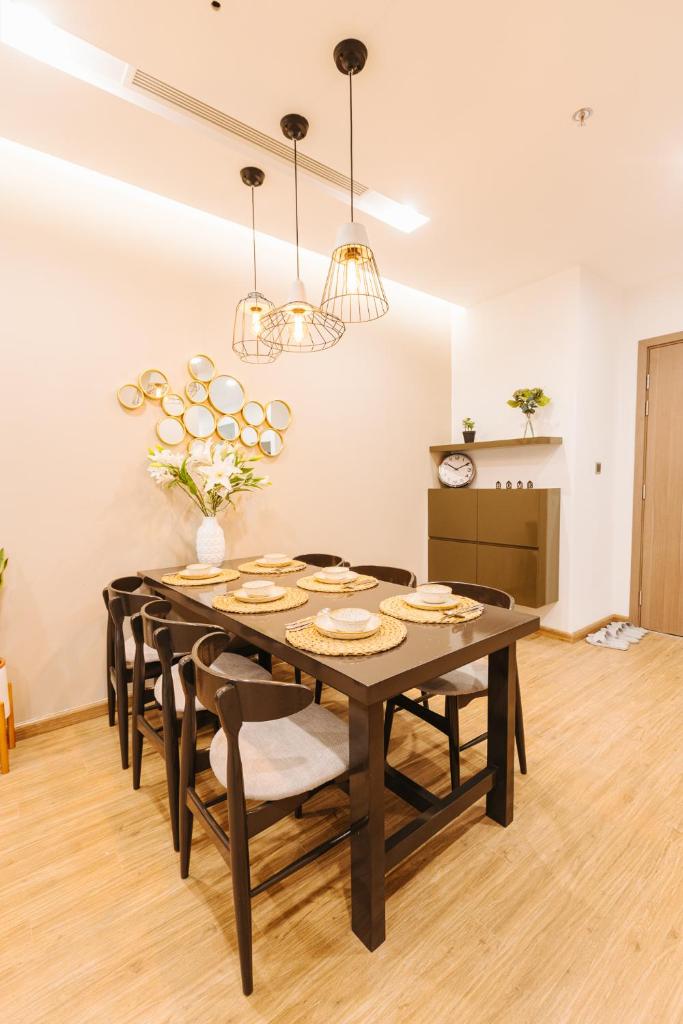 Luxury 2BR Apartment @ Vinhomes Metropolis Hanoi
