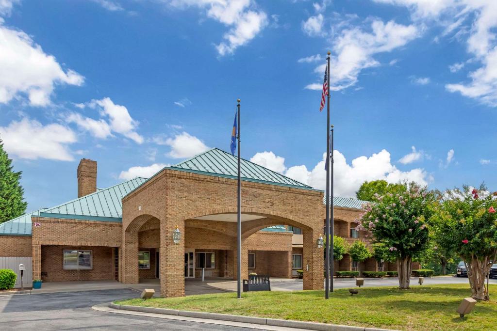 Comfort Suites Inn at Ridgewood Farm image