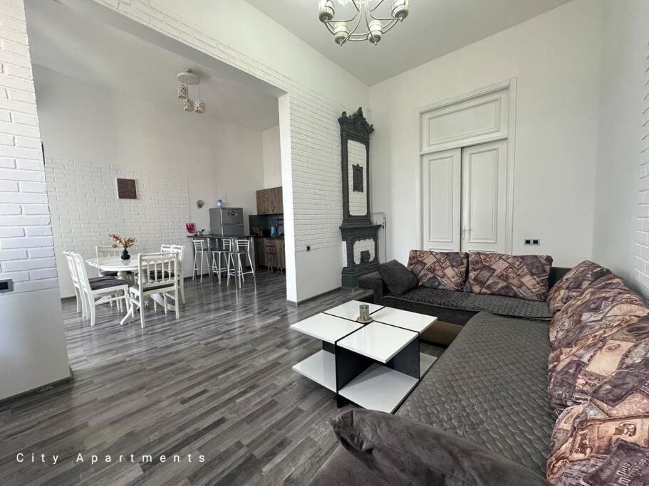 F1 Hard Rock Apartments photo 2