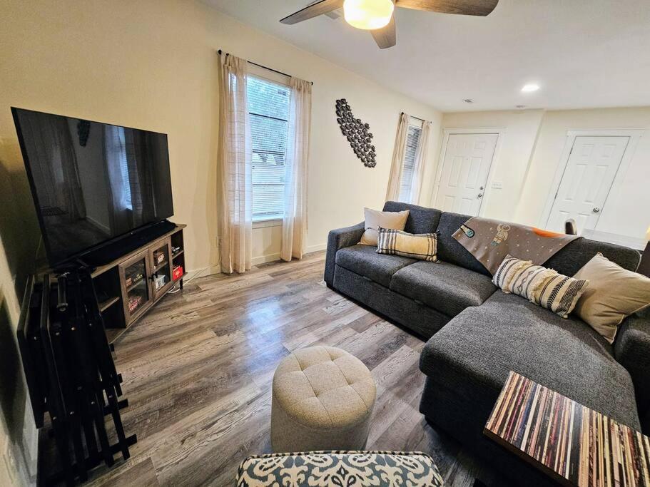 Madrona's Cottage A image