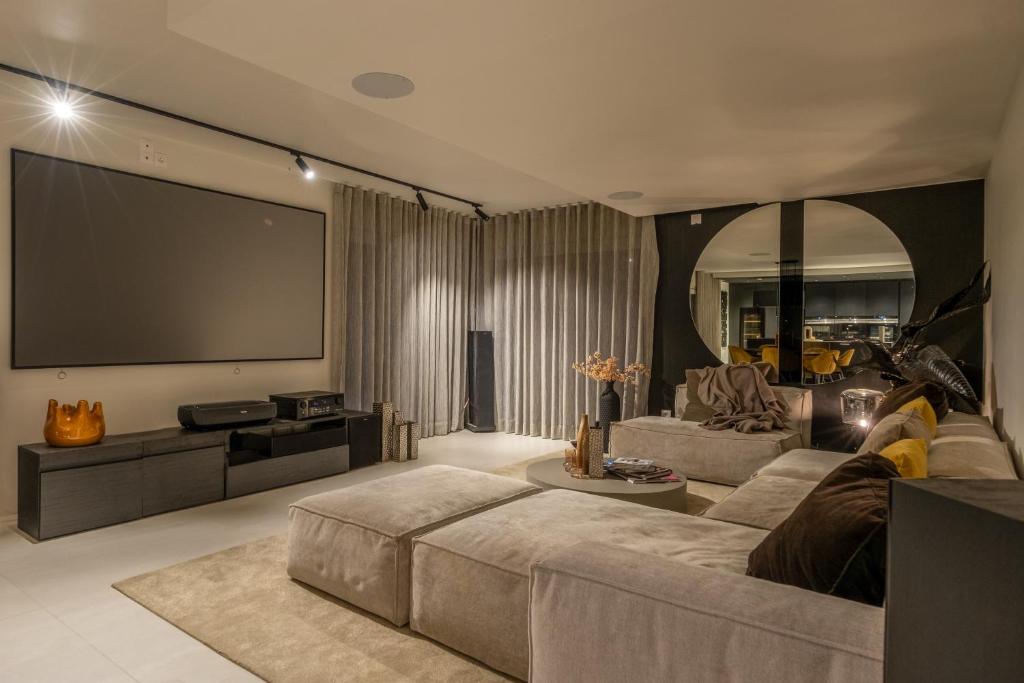 Grand Spa-Francorchamps Villa - Chalourous "home sweat home" for Families, Friends & Pilots - Splendid 4-Bedroom with Home Cinema theater & pool photo 4