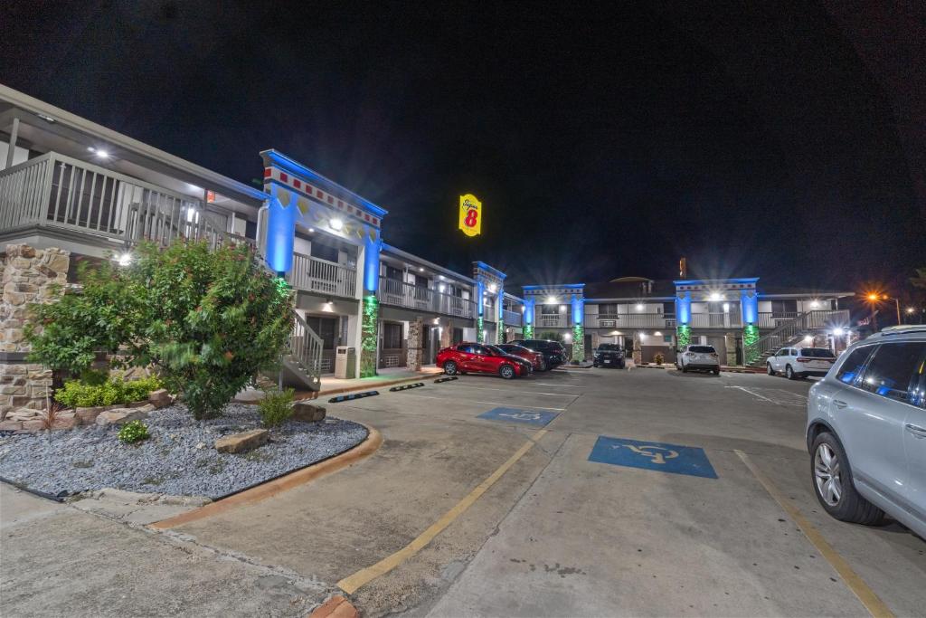 Super 8 Wyndham McAllen Downtown- City Center-Plaza Mall-Airport image
