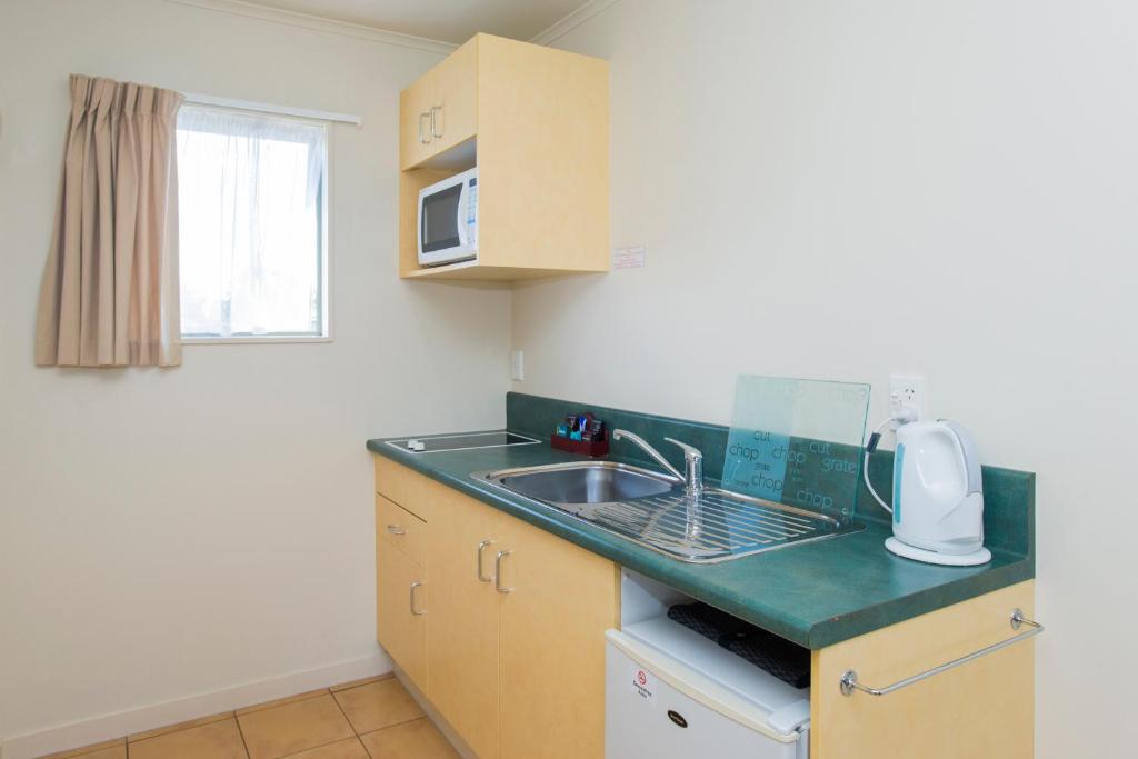 Alfresco Motor Lodge Room Type - Superior Studio with Private Spa Bath
