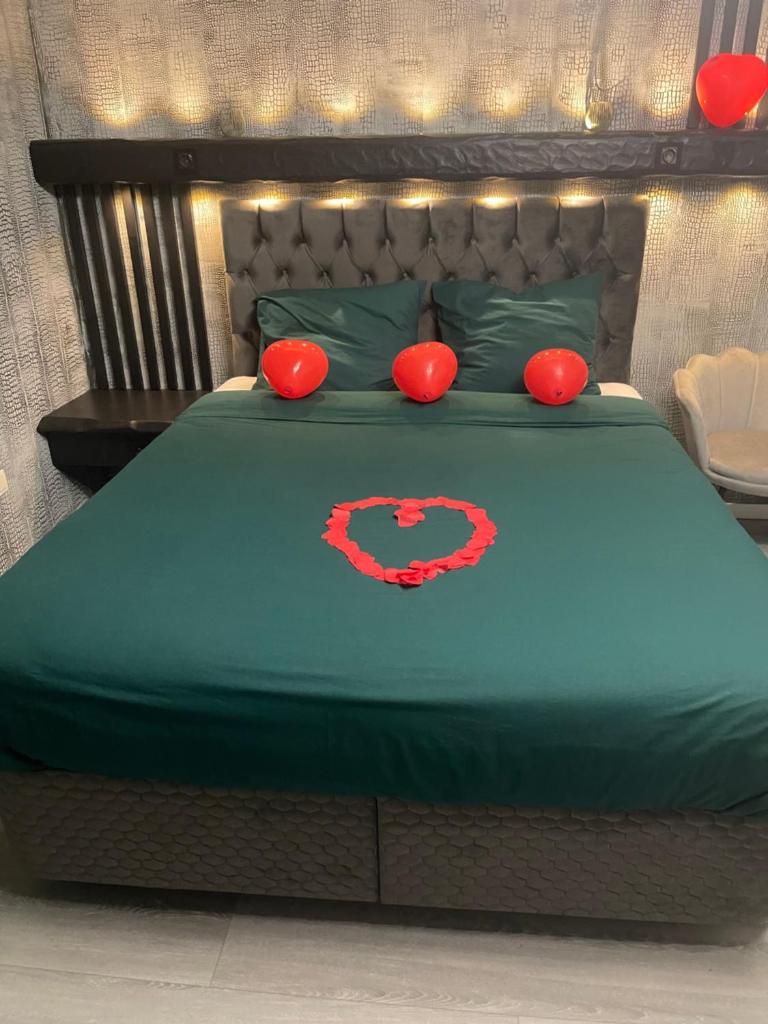 Jungle suite romantic - private Jacuzzi - - Tap to explore photos