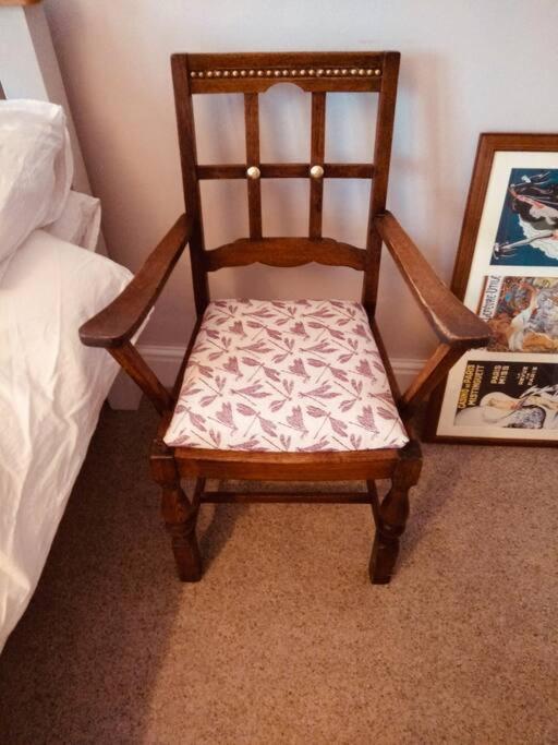 Cosy Roath home near the park - Tap to explore photos