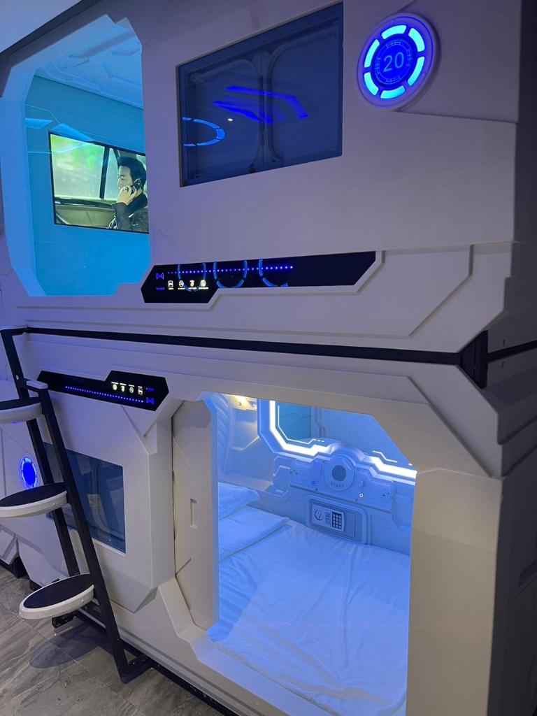 Jianpuke Space Capsule Backpacker Hostel - Tap to explore photos