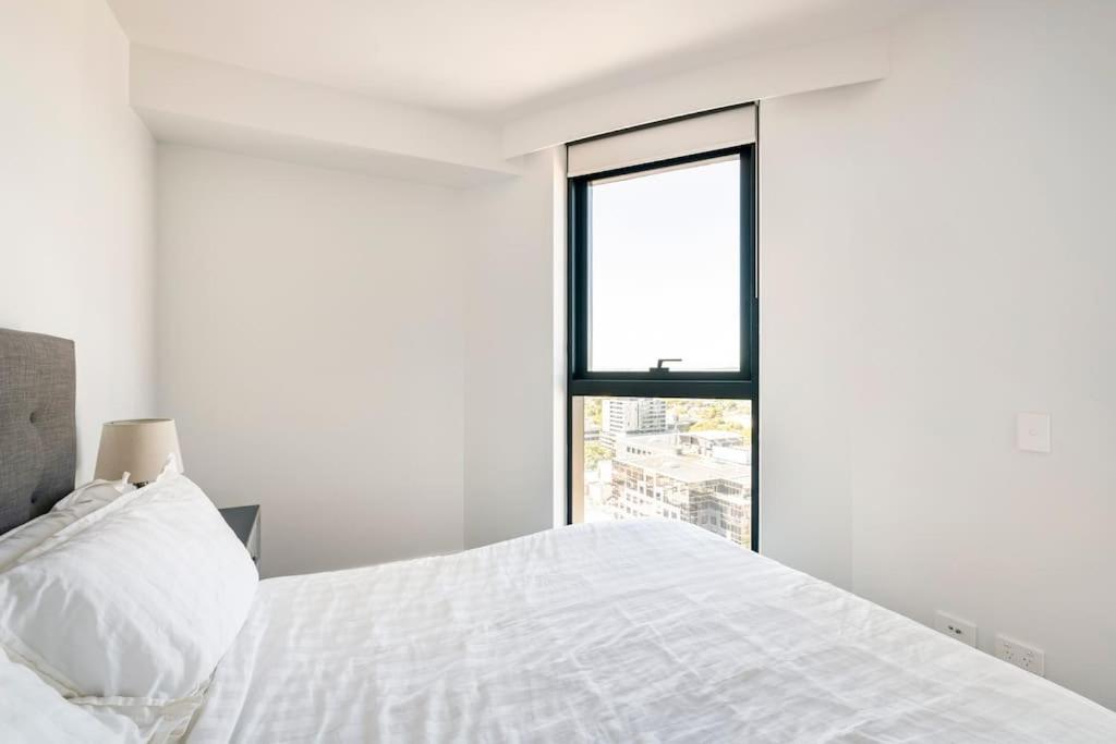 Skyone Lux 2Bed2Bath Aprt in BoxHill and Free carpark