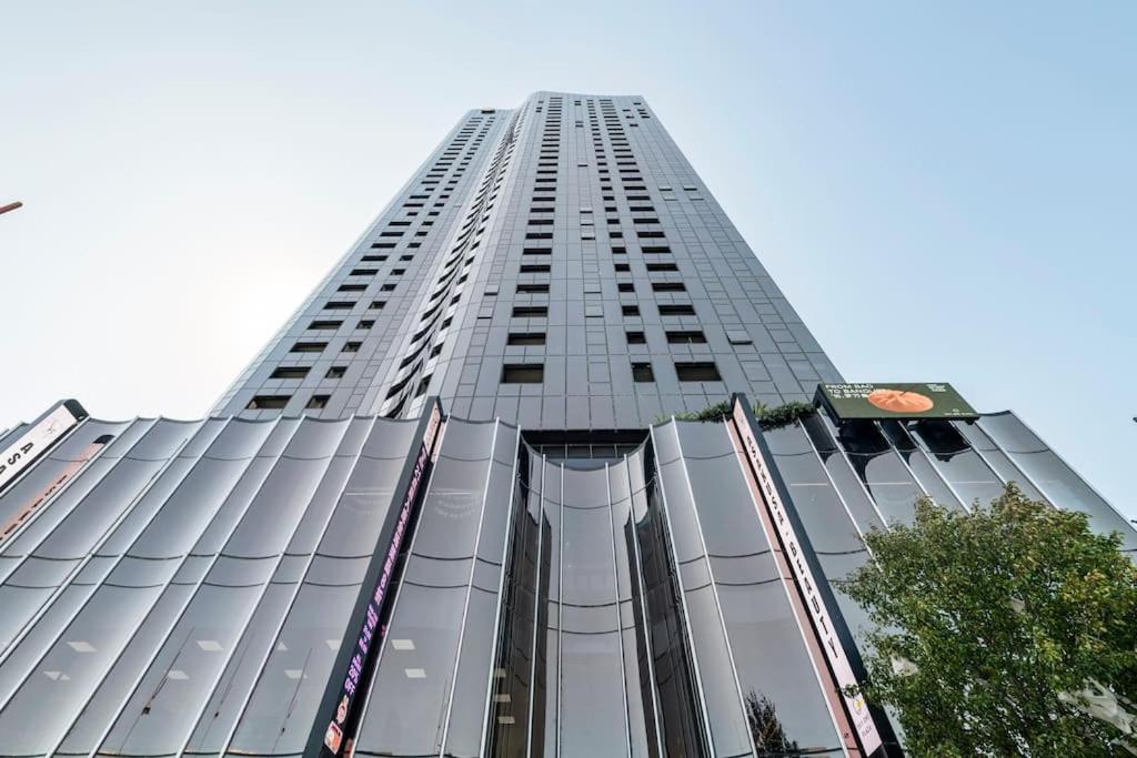 Skyone Lux 2Bed2Bath Aprt in BoxHill and Free carpark photo 1