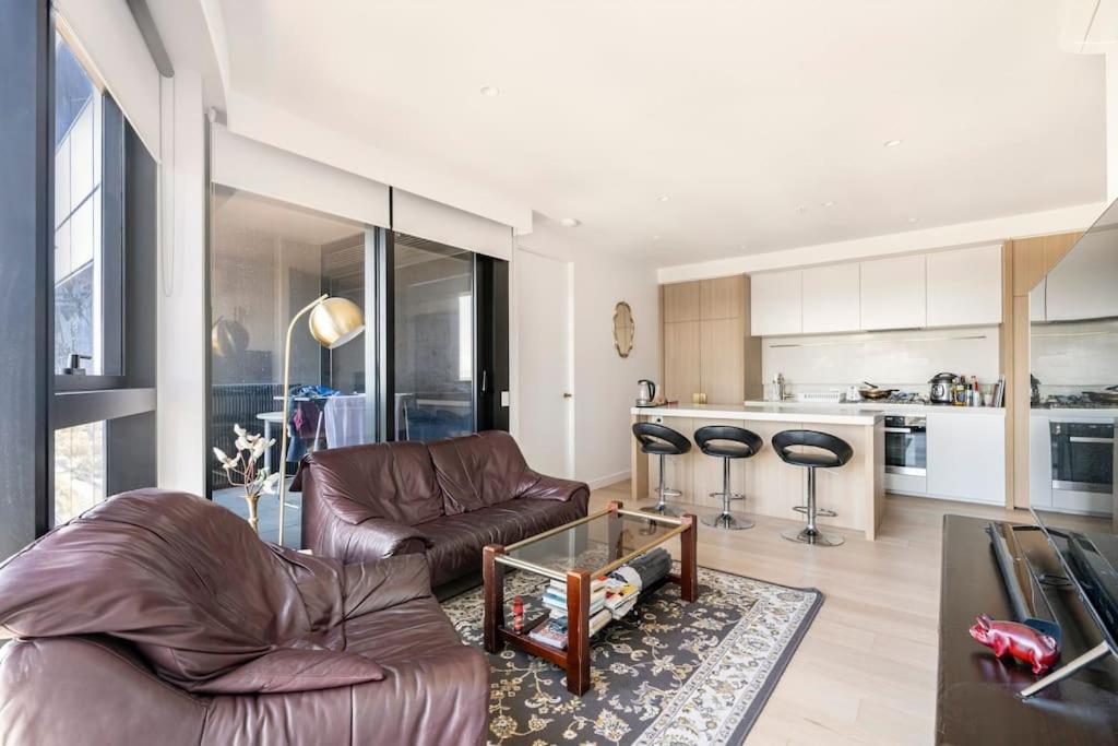 Skyone Lux 2Bed2Bath Aprt in BoxHill and Free carpark photo 2