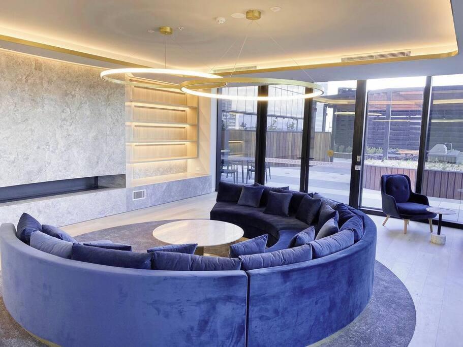 Skyone Lux 2Bed2Bath Aprt in BoxHill and Free carpark photo 3