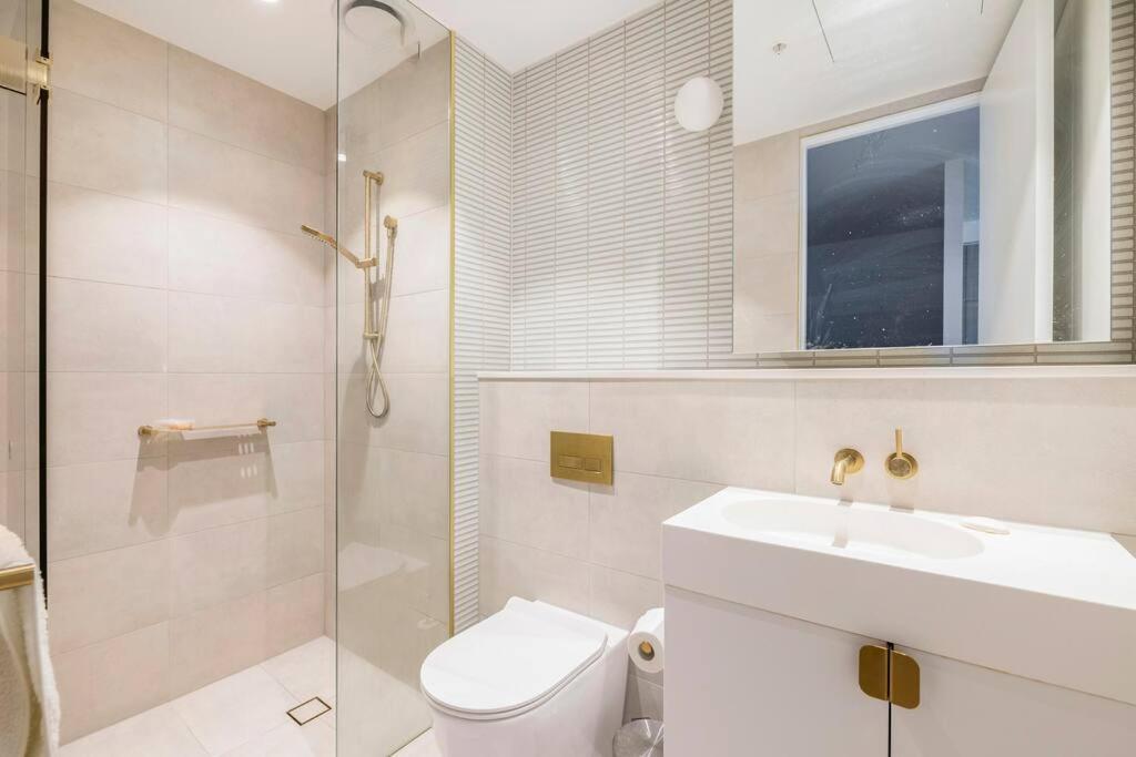 Skyone Lux 2Bed2Bath Aprt in BoxHill and Free carpark photo 4
