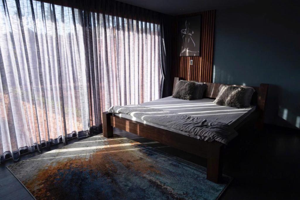 Ngôi Làng Trong Tranh, Leading-Kiwuki Village