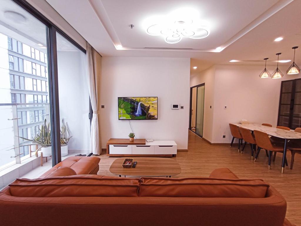 Luxury 2BR Apartment @ Vinhomes Metropolis Hanoi