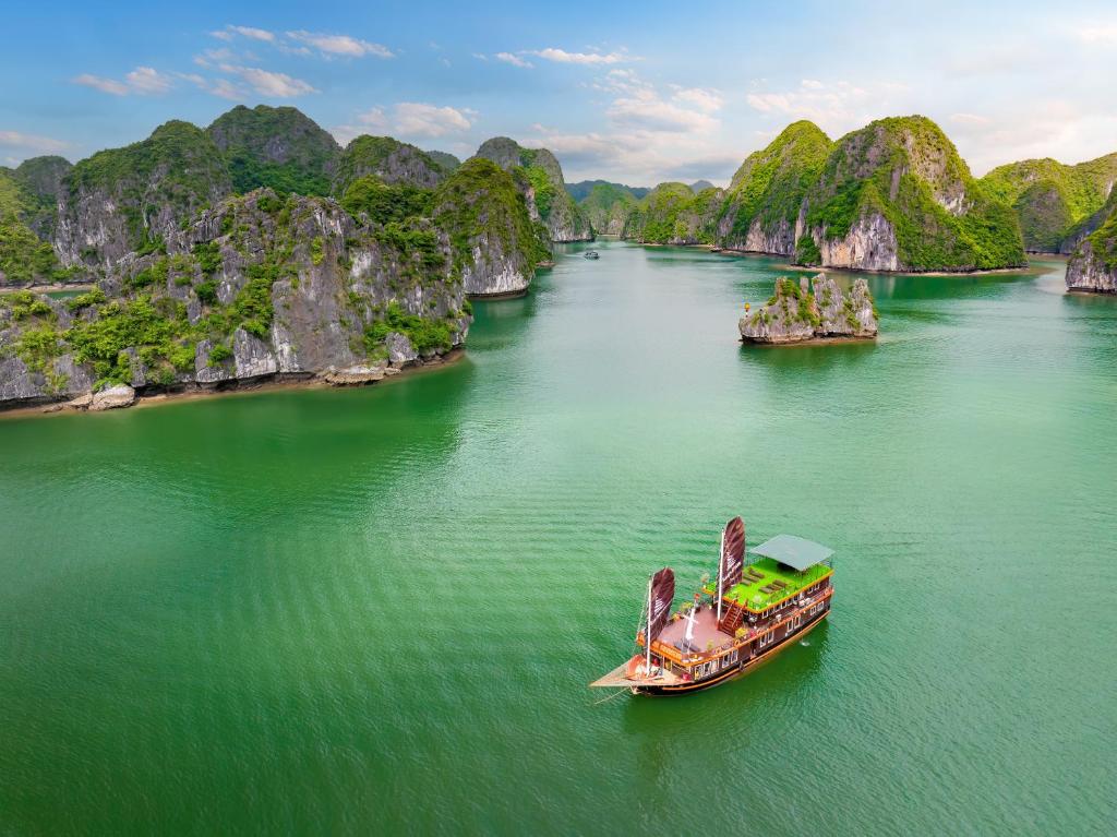 Sunlight Boutique Cruise 69