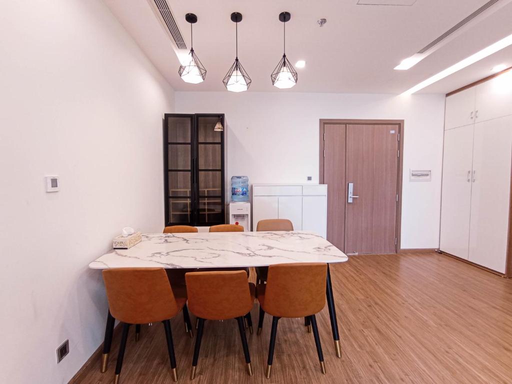 Luxury 2BR Apartment @ Vinhomes Metropolis Hanoi