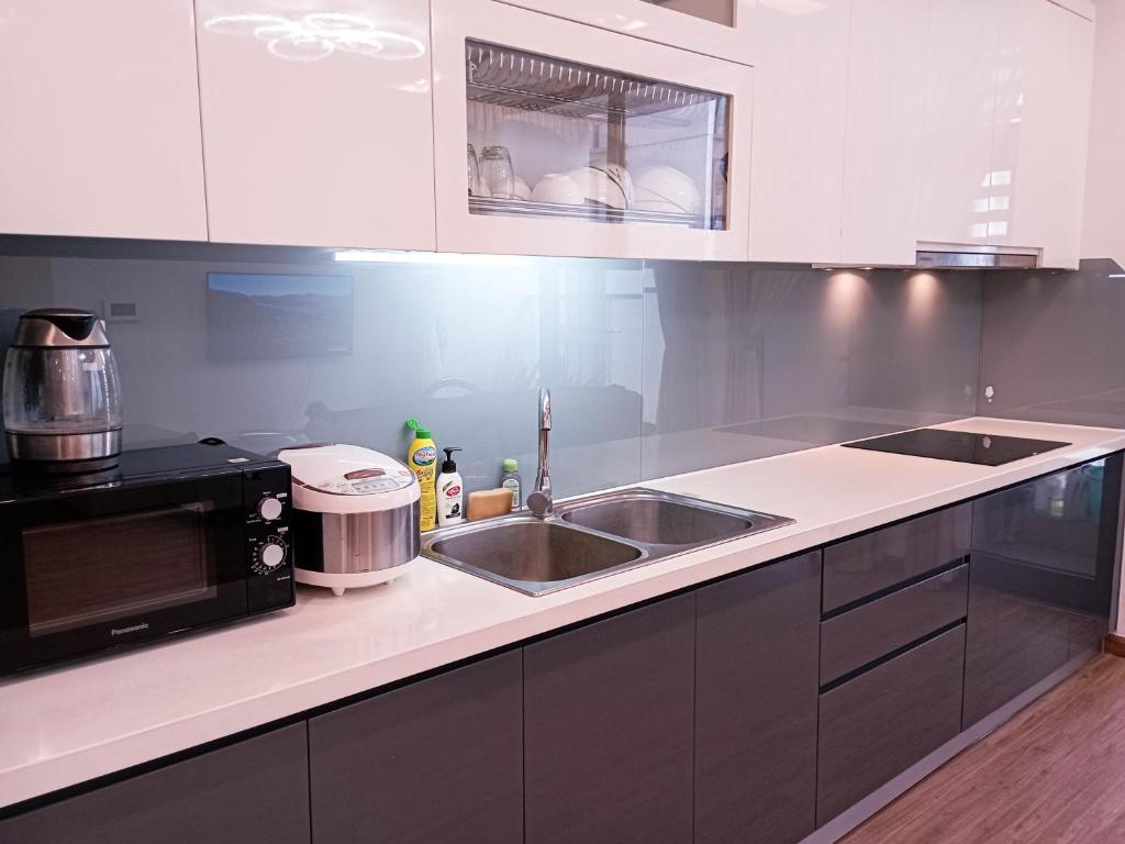 Luxury 2BR Apartment @ Vinhomes Metropolis Hanoi