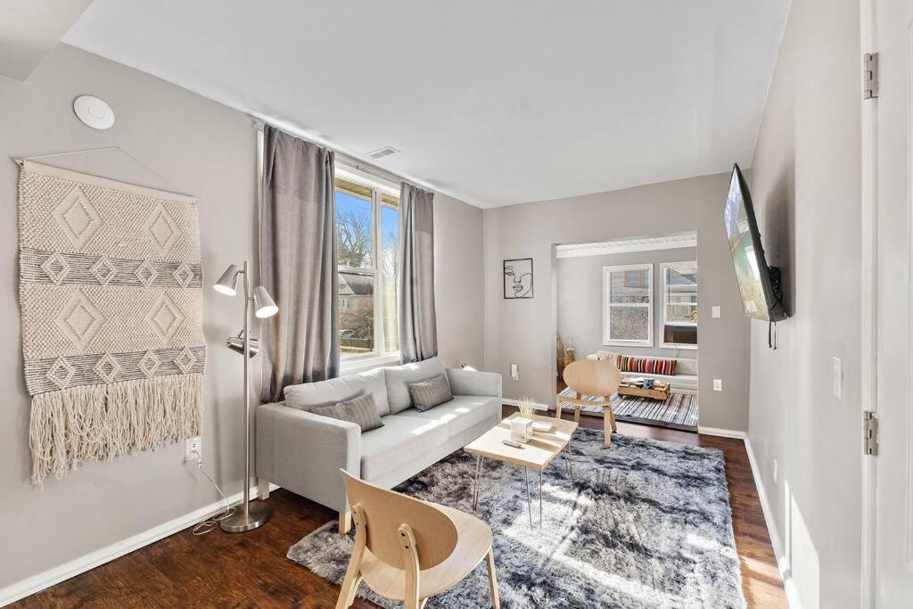 Beautiful 1Bedroom Apt - with Spacious Living Room image