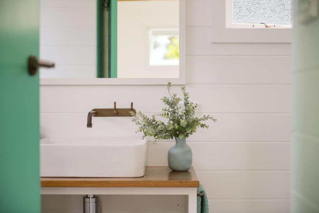 Fremily Cottage - Charming White Cottage photo 1