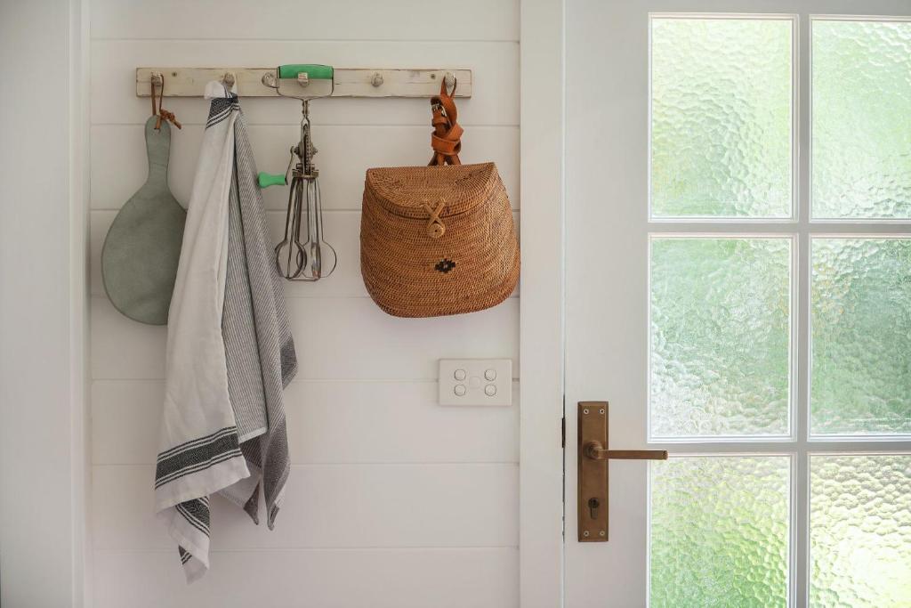 Fremily Cottage - Charming White Cottage photo 3