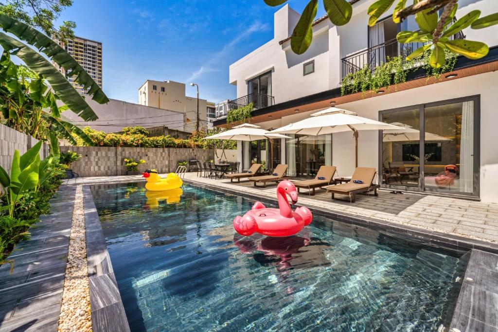 Luxurious 500m Villa, Private Pool, 300m to beach