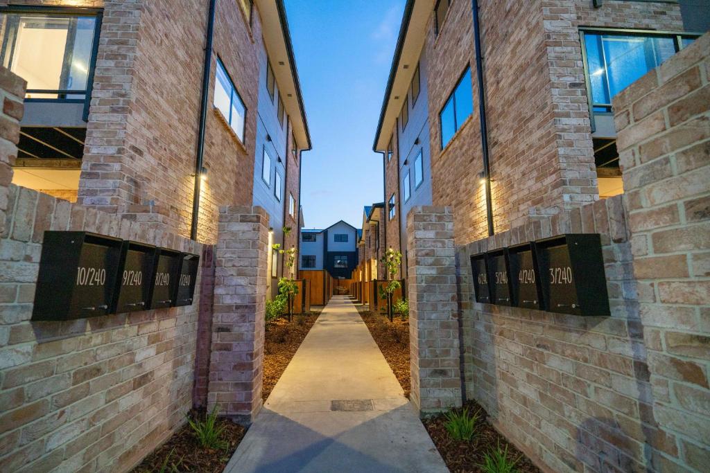 Stylish Central City townhouse Next to Little High