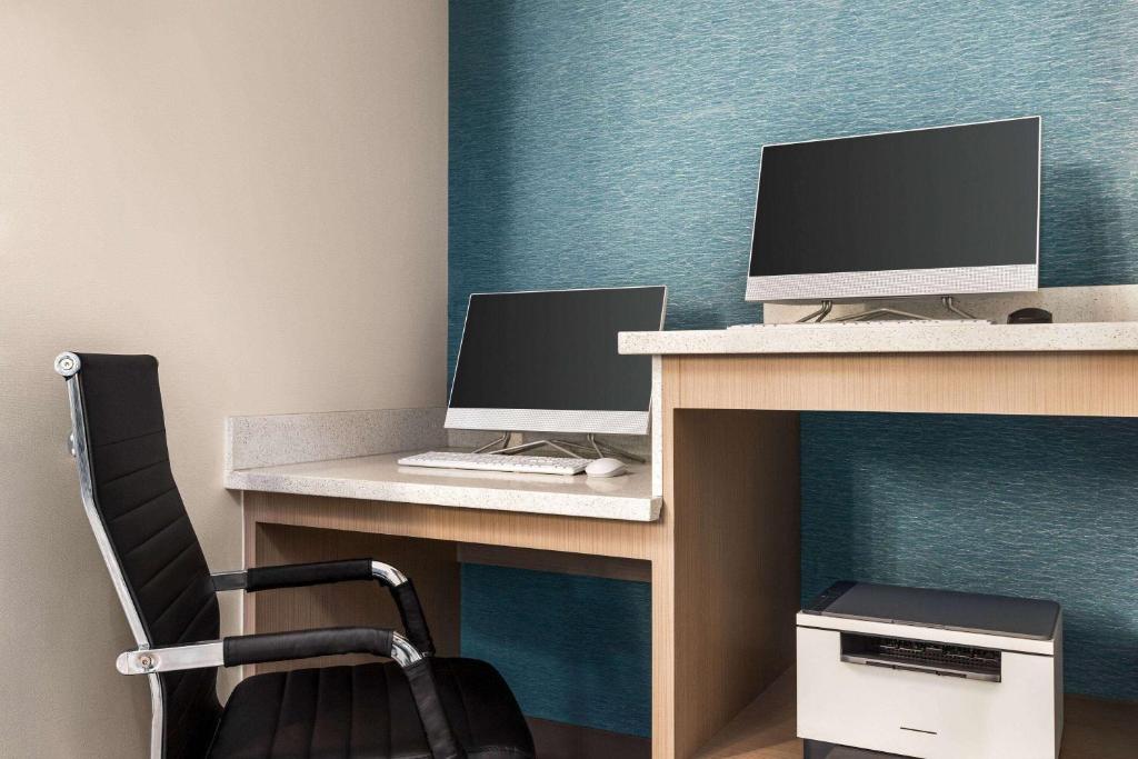 La Quinta Inn & Suites by Wyndham San Antonio N Stone Oak image