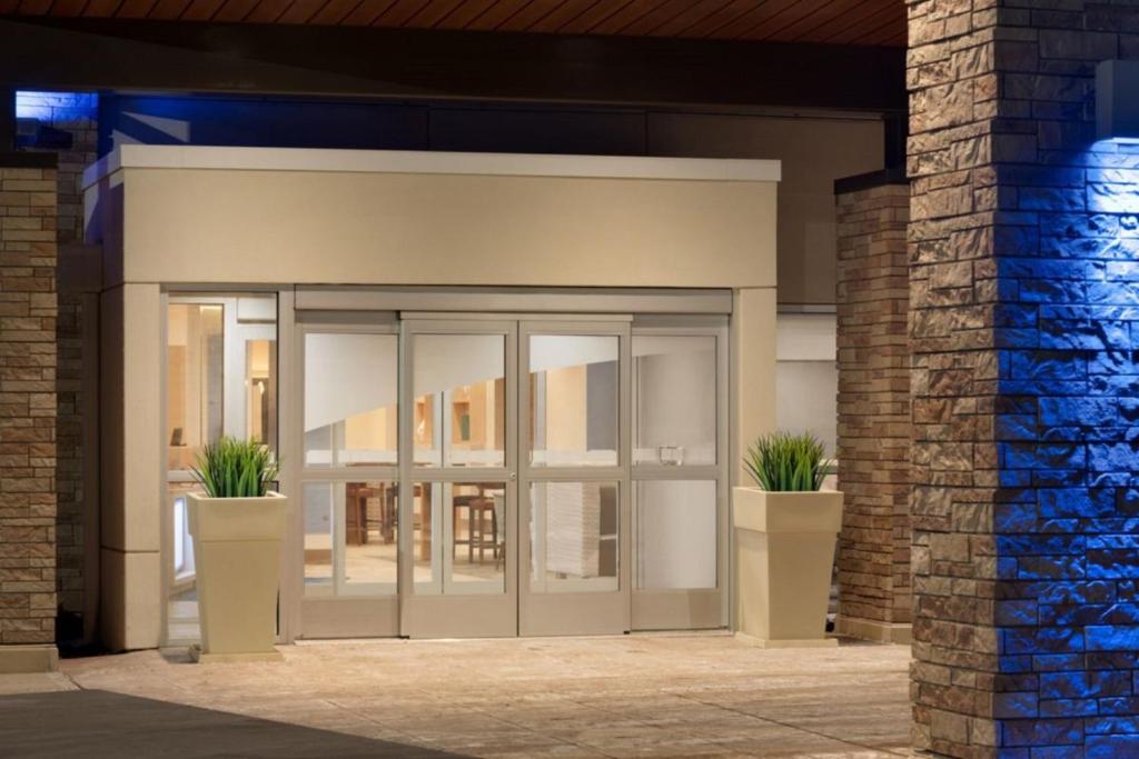 Cross Creek Inn & Suites image
