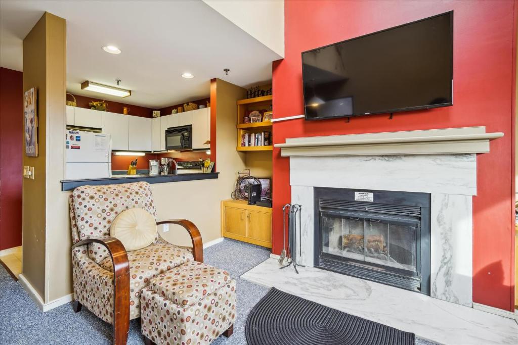 Cozy,1 bedroom loft condo! Ski back trails, shuttle& Sports center Highridge E11 image