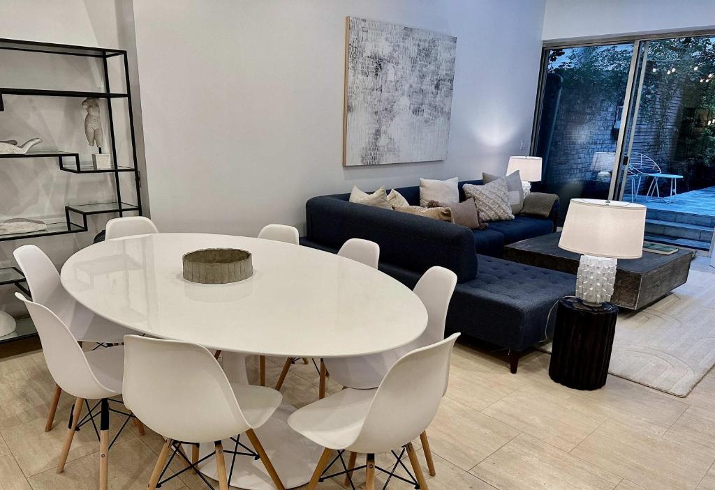 Private Townhome near UN image