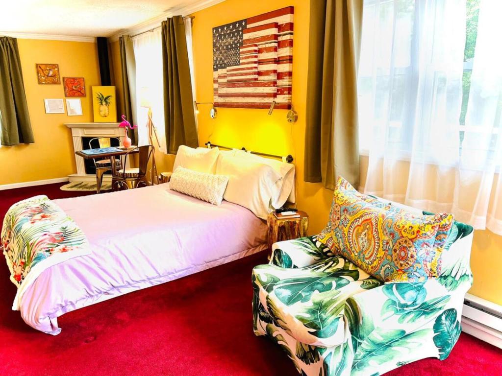 Catskill Cabin The Flamingo Suite 5 image