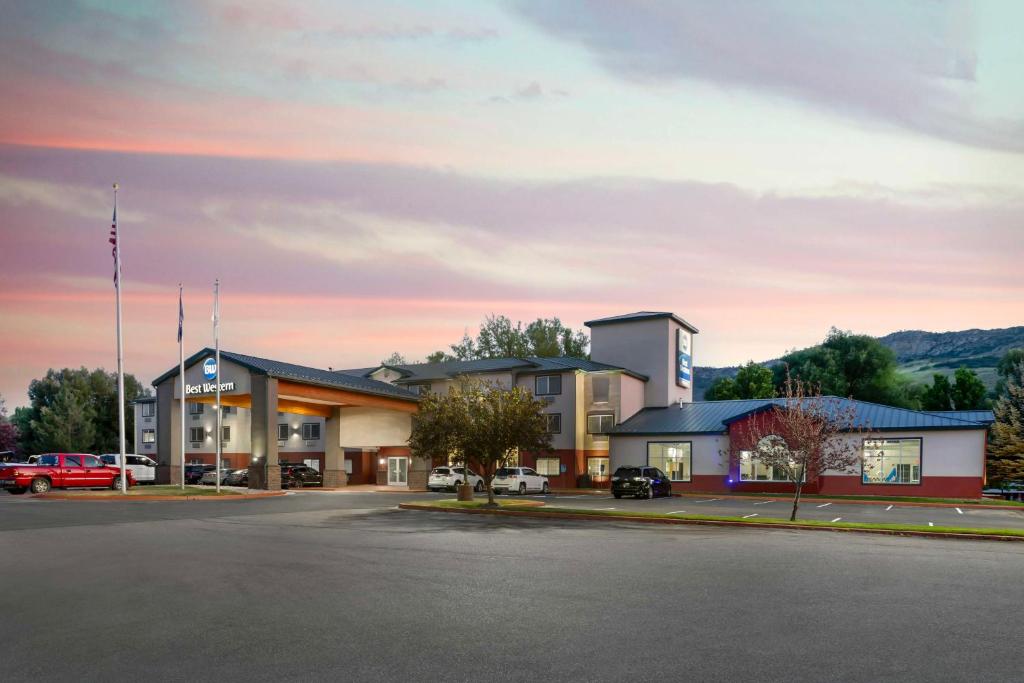BEST WESTERN Holiday Hills image