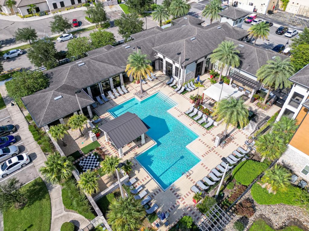 Chic spacious 2BA 2BR with views of pool image