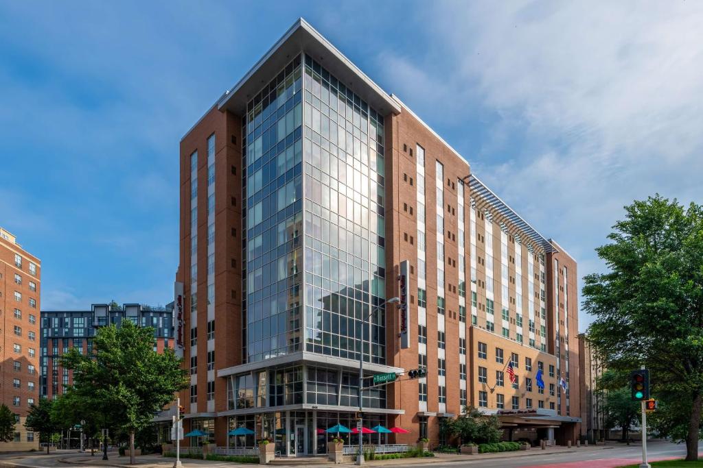 Hampton Inn & Suites Madison / Downtown image