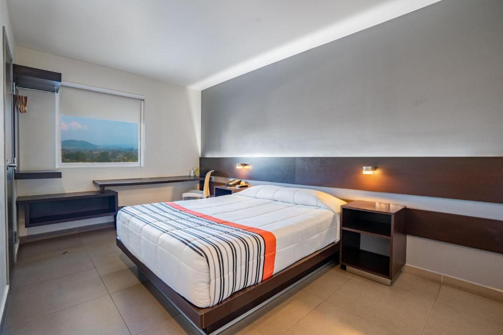 City Express Junior by Marriott Aguascalientes Centro - Tap to explore photos