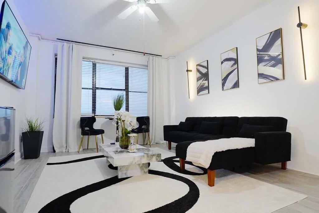 Luxury Skyrise Condo Downtown Jax image