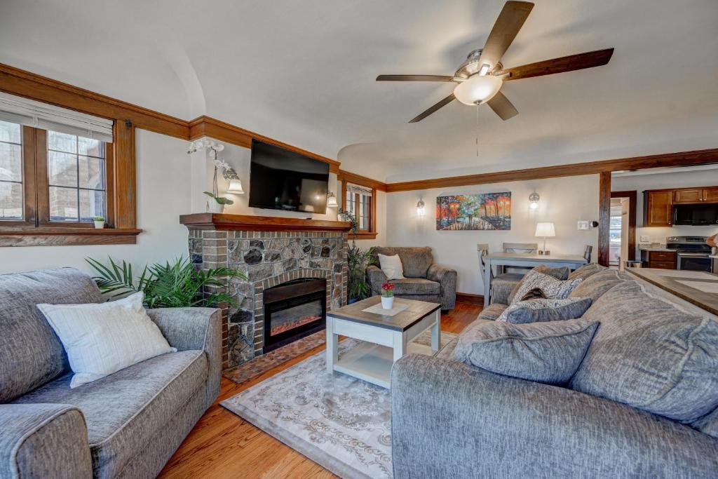 Pet-Friendly Haven: Near Parks + 5 Min to Downtown image