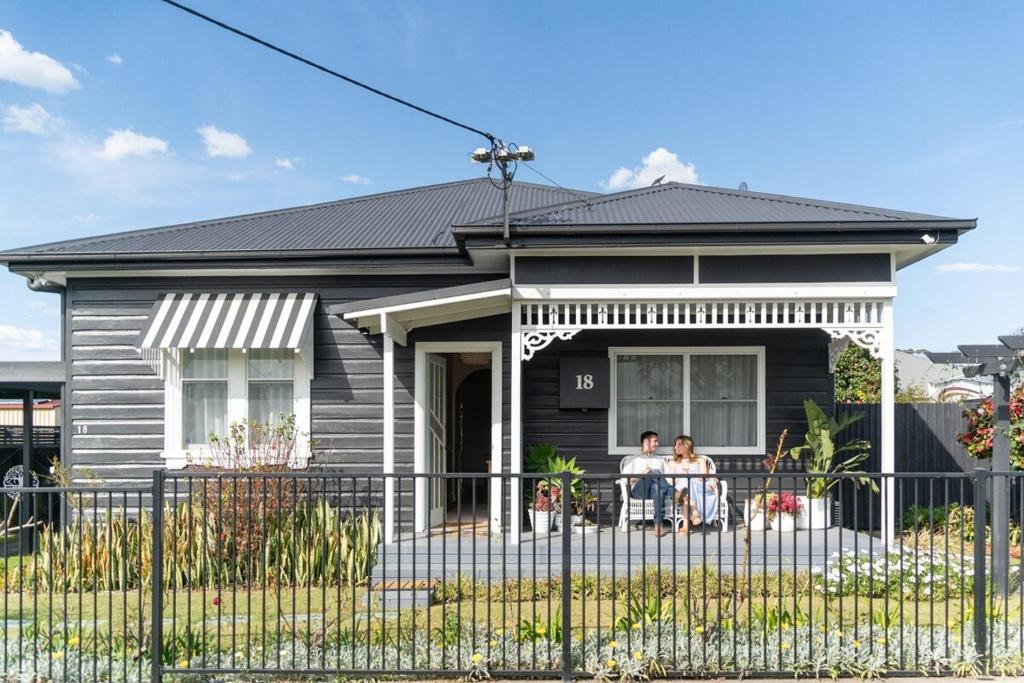 Maggies The Little Black Cottage - Hunter Valley