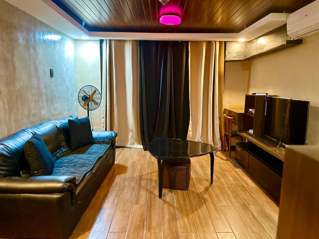 IV’s Condo w/ Netflix and Wi-Fi - Tap to explore photos