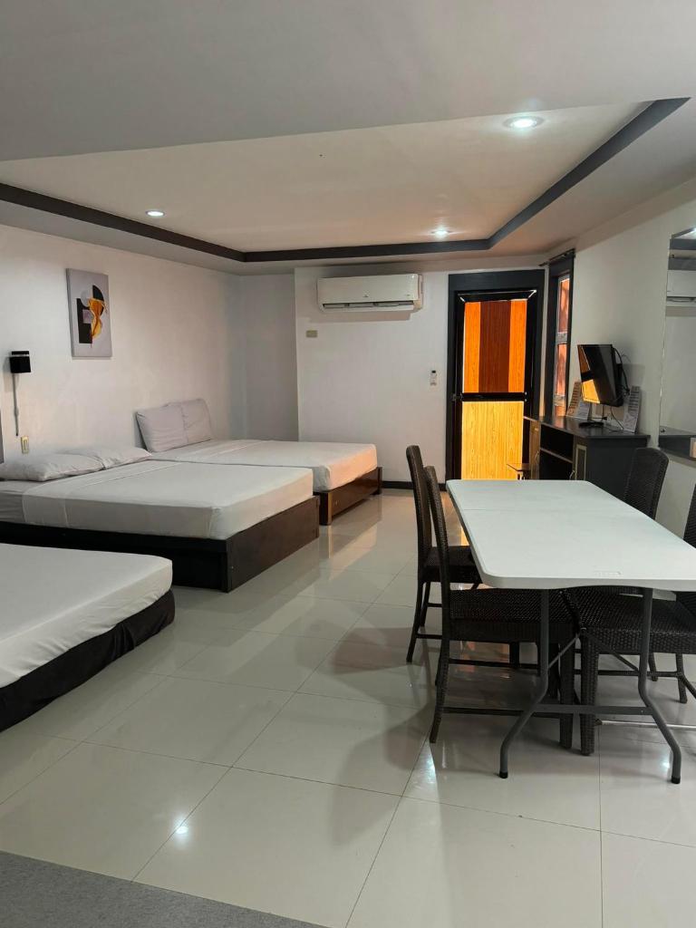 Dante's Hideaway Guest House Room Type - Deluxe Family Room