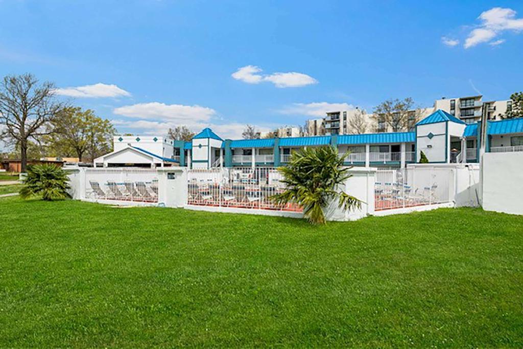 Super 8 by Wyndham Portsmouth - Norfolk image